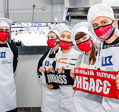 Хоккейные фанаты посетили Школу поварского искусства: они готовили бургеры и болели за ХК «Донбасс»